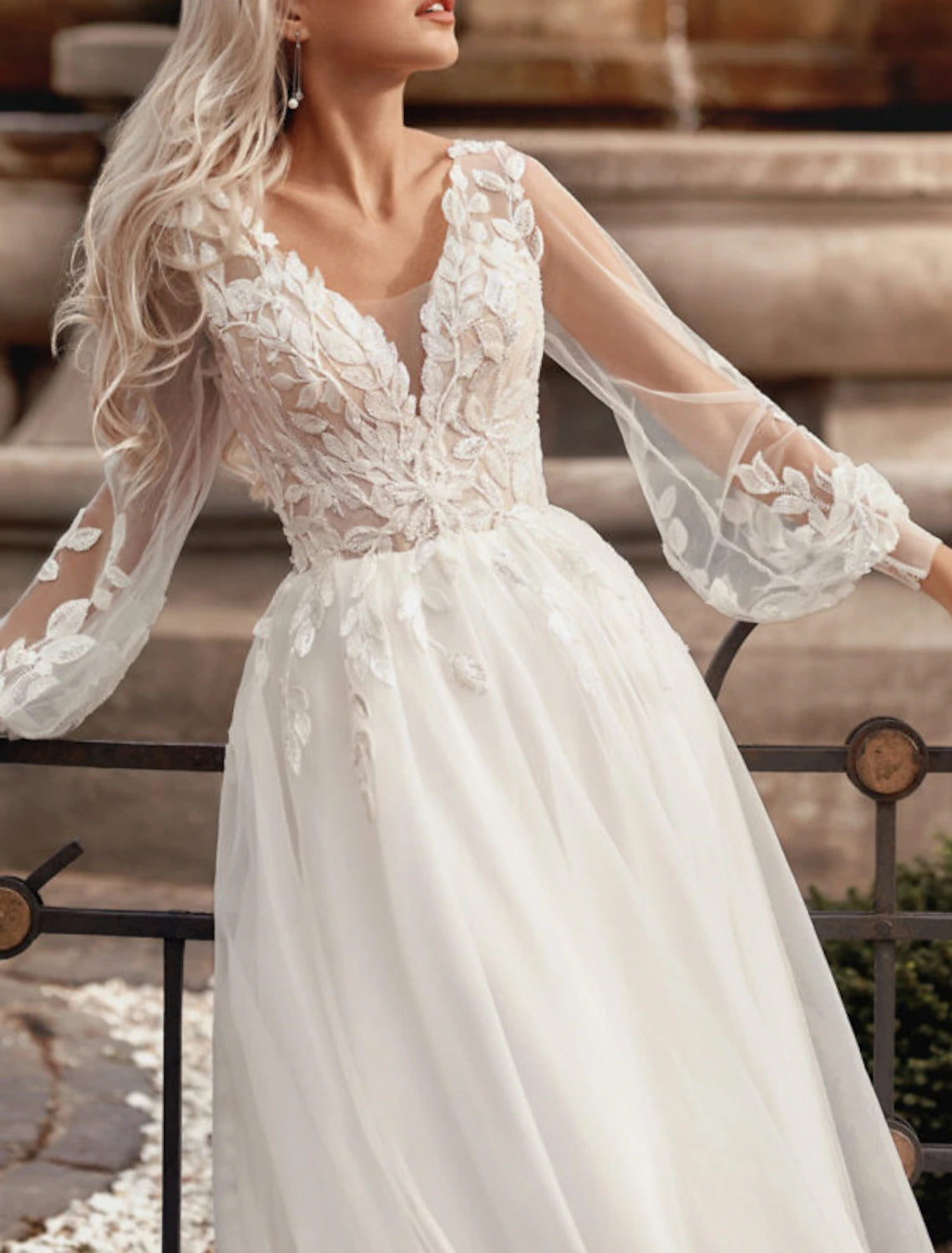 Wholesa  Beach Boho Wedding Dresses A-Line V Neck Long Sleeve Court Train Lace Bridal Gowns With Appliques Solid Color